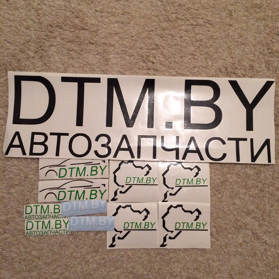 реклама на заднем стекле авто dtm by автозапчасти